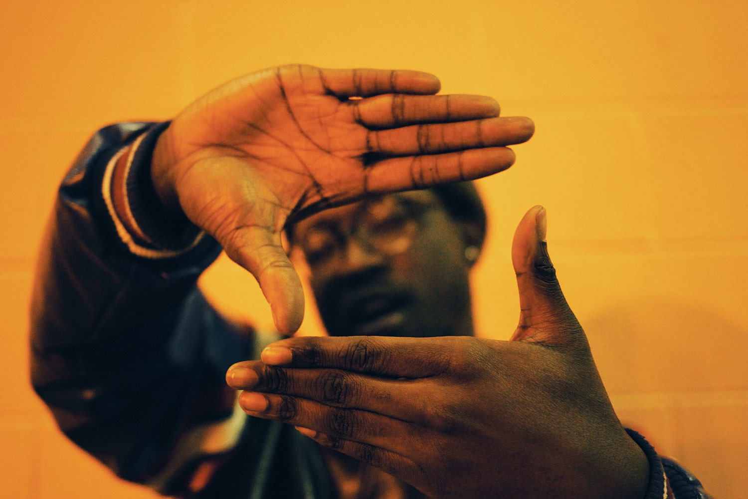 mikaala-shackelford-ZJICAkYEtBA-unsplash man-looking-through-hands-reviews