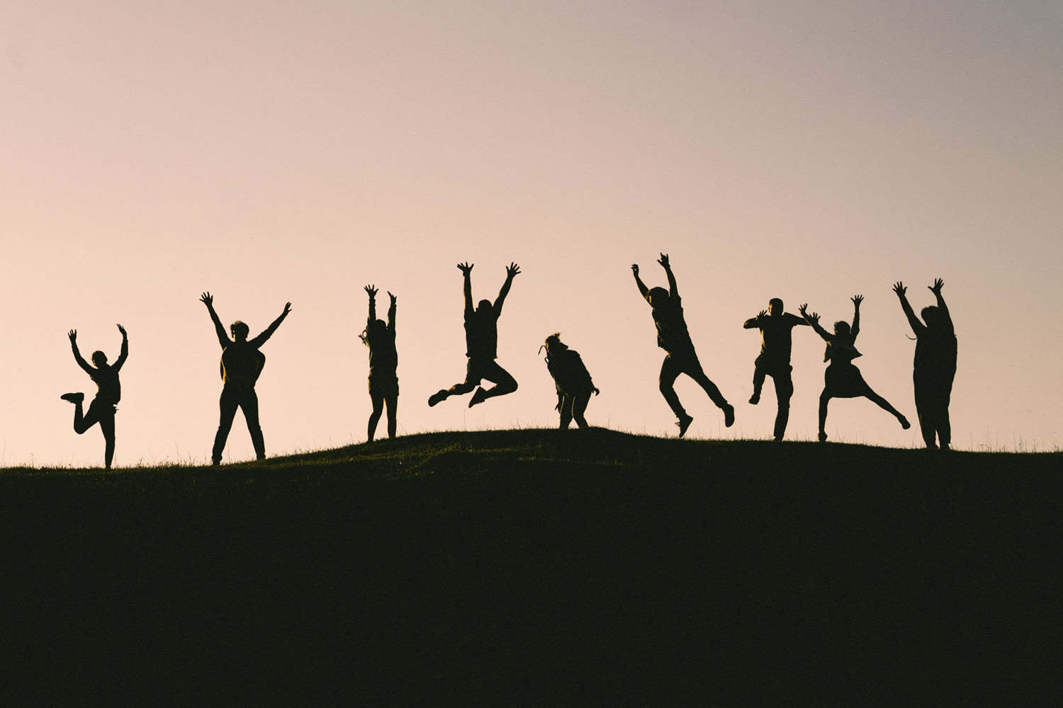 val-vesa-ihFWKicceNk-unsplash people-jumping