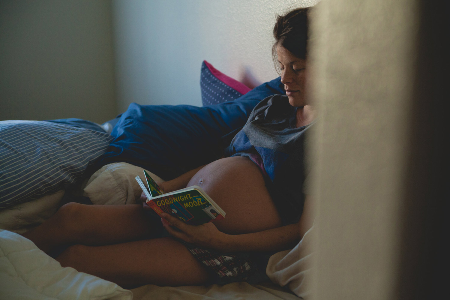 medication-assisted-treatment-pregnancy pregnant-woman-reading