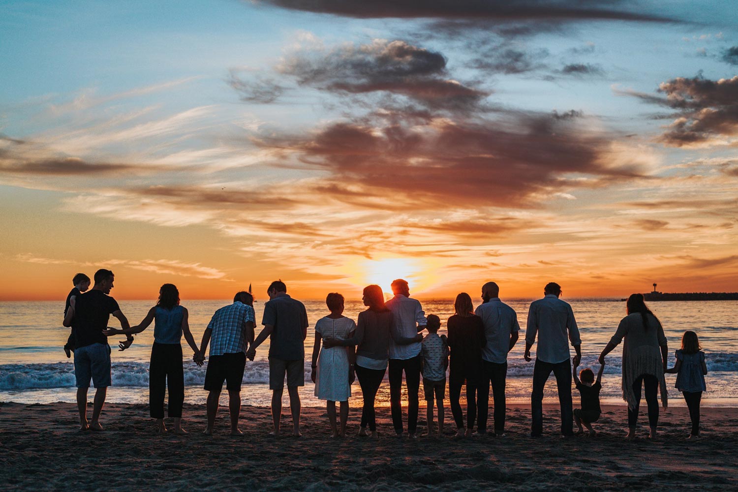 tyler-nix-V3dHmb1MOXM-unsplash family-sunrise-beach