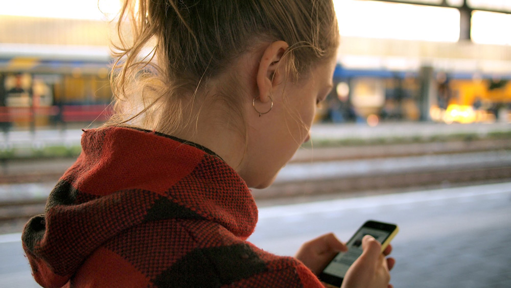 daria-nepriakhina-_XR5rkprHQU-unsplash-1-1 woman-outside-iphone